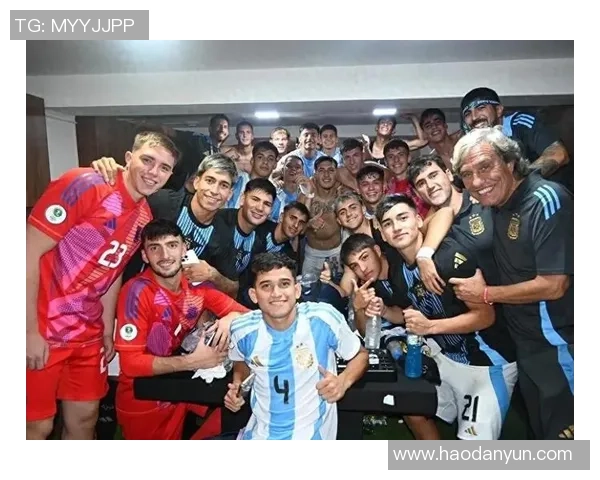 足球明星与路人亲密互动展现真实一面引发热议与感动 足球明星与路人亲密互动展现真实一面引发热议与感动